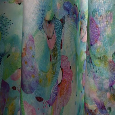 Роскошные хлопко-бумажные ткани полиэстера освещают - голубое флористическое сплетенное рами брюк платья